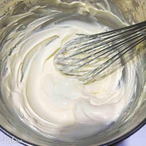 以上配方适用于学厨金色不粘22CM磅蛋糕模具一份用量
黄油软化加入45克细砂糖拌至顺滑状（剩下的糖加入蛋清中）