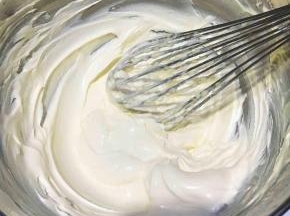 以上配方适用于学厨金色不粘22CM磅蛋糕模具一份用量
黄油软化加入45克细砂糖拌至顺滑状（剩下的糖加入蛋清中）