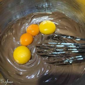 鸡蛋黄与蛋清分离，磕了一个双黄蛋，个头不大，就一起加入拌匀。