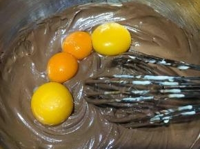 鸡蛋黄与蛋清分离，磕了一个双黄蛋，个头不大，就一起加入拌匀。