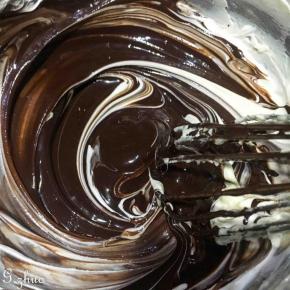 巧克力隔热水融化后加入第一步中，继续拌匀。