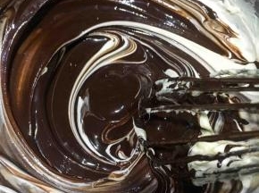 巧克力隔热水融化后加入第一步中，继续拌匀。