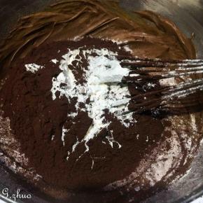 过筛低粉和可可粉，可可粉和巧克力的品质会直接影响到蛋糕的口感