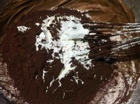 过筛低粉和可可粉，可可粉和巧克力的品质会直接影响到蛋糕的口感