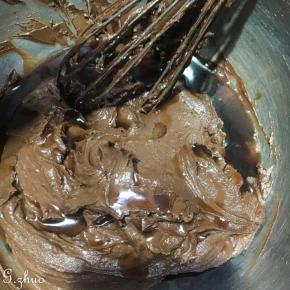 拌匀后的巧克力细腻面糊。