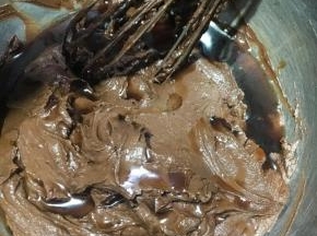 拌匀后的巧克力细腻面糊。