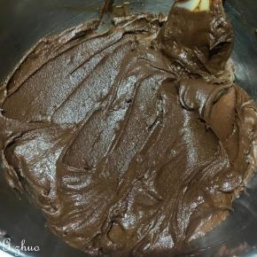 倒入咖啡液和香草糊，（咖啡是现磨的，也可以现泡待冷却了加入）