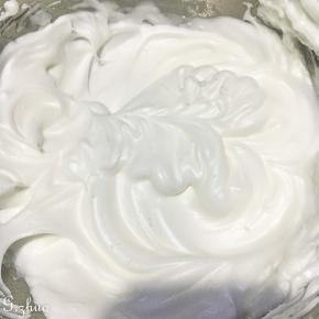 蛋清加入剩下的30克白砂糖打至干性状态，分三次用切拌的手法加入可可面糊中。