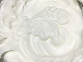 蛋清加入剩下的30克白砂糖打至干性状态，分三次用切拌的手法加入可可面糊中。