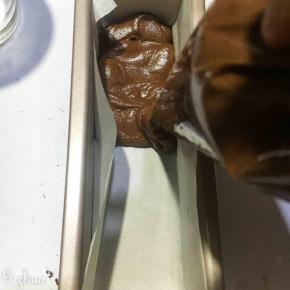 拌匀的蛋糕面糊倒入铺好油纸的磅蛋糕模具中，整平，建议用裱花袋装好挤入。