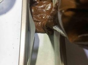 拌匀的蛋糕面糊倒入铺好油纸的磅蛋糕模具中，整平，建议用裱花袋装好挤入。