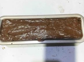 整平，待烤箱上下火预热140度五分钟。