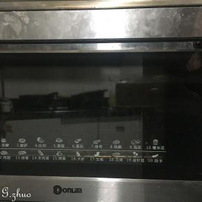 烘烤结整后提起油纸即可取出，蛋糕胚。