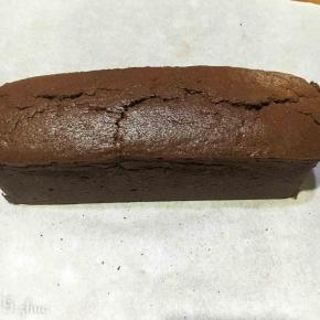 烘烤结整后提起油纸即可取出，蛋糕胚。