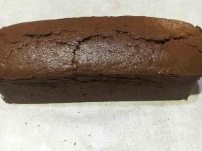 烘烤结整后提起油纸即可取出，蛋糕胚。