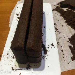 切割去表面凸出开裂的部分，表层两边角微微倾斜切割成弧形，再均匀分割成四等份长条状，如图