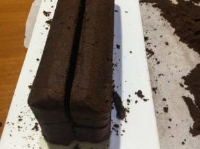 切割去表面凸出开裂的部分，表层两边角微微倾斜切割成弧形，再均匀分割成四等份长条状，如图