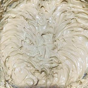 淡奶油加入白砂糖和可可粉拌匀后打发9分发状态。（室温高建议在空调房里操作）