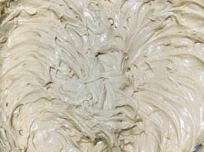 淡奶油加入白砂糖和可可粉拌匀后打发9分发状态。（室温高建议在空调房里操作）