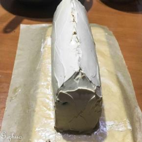 在每一块蛋糕连接表面涂抹上淡奶油，再把表面涂抹均匀，屋顶直接用淡奶油堆积成一个三角状，（室温过高，可分部分操作，操作一部份后放入冰箱冷藏15分再接续操作）