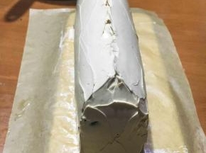 在每一块蛋糕连接表面涂抹上淡奶油，再把表面涂抹均匀，屋顶直接用淡奶油堆积成一个三角状，（室温过高，可分部分操作，操作一部份后放入冰箱冷藏15分再接续操作）