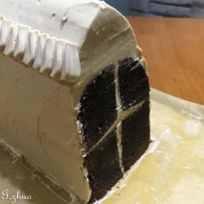 最后配合玫瑰裱花嘴装饰撒上可可粉即完成。