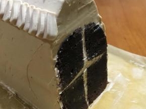 最后配合玫瑰裱花嘴装饰撒上可可粉即完成。