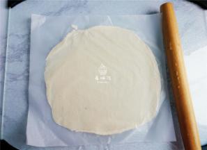 首先把冷冻的手抓饼用擀面杖，擀开点.