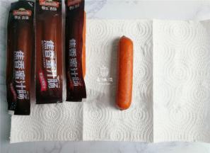 冷冻香肠解冻后，用厨房纸吸干香肠表面的水分.