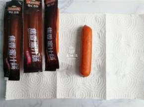 冷冻香肠解冻后，用厨房纸吸干香肠表面的水分.