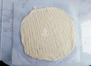 接着用小刀把手抓饼分割成若干条的长条.