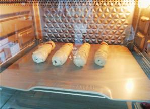 烤箱180度预热，把烤盘置于中层，上下180度烤制18分钟，出炉后用燕麦装饰眼睛即可.