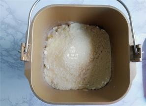 首先把牛奶和鸡蛋液体投入面包桶中，接着倒入面粉，奶粉，白砂糖，酵母启动搅拌。