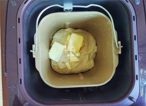 揉至可以扩展后，再投入黄油和盐继续揉，出手套膜即可，在面包桶中发酵到二倍大。