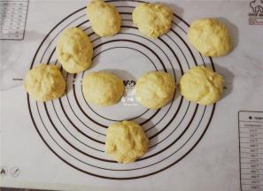 把发酵好的面包拿出来揉搓，排气，分割成9分，放一边静置15分钟。