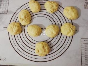 把发酵好的面包拿出来揉搓，排气，分割成9分，放一边静置15分钟。