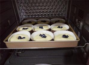 放入烤箱进行二次发酵，发酵后完毕后，会把蓝莓顶出来，要按压回去。