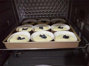 放入烤箱进行二次发酵，发酵后完毕后，会把蓝莓顶出来，要按压回去。