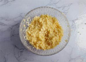 在发酵时候，制作酥粒，把所需的材料倒入碗中混合均匀出现大小不一粗粒放入冰箱冷冻，再撒入发酵好的面包上。