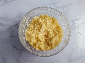 在发酵时候，制作酥粒，把所需的材料倒入碗中混合均匀出现大小不一粗粒放入冰箱冷冻，再撒入发酵好的面包上。