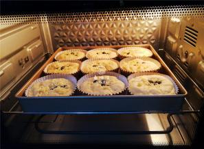 烤箱预热180度，把烤盘放入中层，上下烤制18分钟即可。