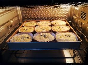 烤箱预热180度，把烤盘放入中层，上下烤制18分钟即可。