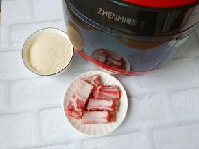 准备食材与臻米锅。