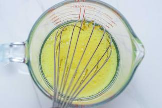 以上配方适用于学厨凯蒂猫6寸慕斯模具一份的用量（6寸圆模）
色拉油加牛奶搅拌混合均匀，