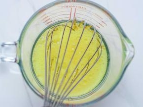 以上配方适用于学厨凯蒂猫6寸慕斯模具一份的用量（6寸圆模）
色拉油加牛奶搅拌混合均匀，