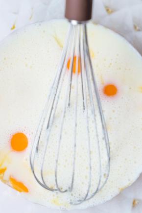 拌匀的色拉油牛奶倒入蛋黄中。继续搅拌均匀。
