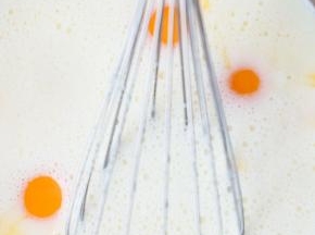 拌匀的色拉油牛奶倒入蛋黄中。继续搅拌均匀。