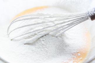 过筛低粉至蛋黄糊中。