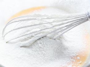 过筛低粉至蛋黄糊中。