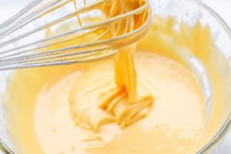 左右上下的搅拌，搅拌好的蛋黄糊呈丝带状。